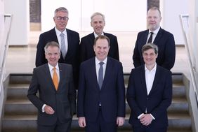 Vorne v.l.: Andreas Ehlert, HWK, OB Dr. Stephan Keller, Wirtschaftsdezernent Christian Zaum. Hinten v.l.: Lutz Denken, Kreishandwerkerschaft, Dr. Axel Fuhrmann, HWK, Michael Kregel, Kreishandwerksmeister. Foto: David Young