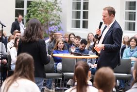 Oberbürgermeister Dr. Stephan Keller begrüßte die Jugendlichen zum 3. Jugendtag für Europa im voll besetzten Maxhaus und stellte sich den Fragen der Moderatorin © Landeshauptstadt Düsseldorf/David Young 