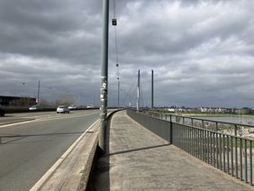 Auf der Rheinkniebrücke ist das Geländer bereits erhöht und die Sicherheit dadurch verbessert worden. Foto: Amt für Brücken-, Tunnel- und Stadtbahnbau