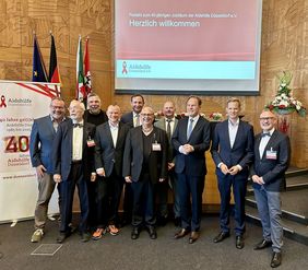 Gruppenfoto mit OB Dr. Stephan Keller (3.v.r.) und den Vorständen der Aidshilfe Düsseldorf e.V. sowie den Rednern des Abends, unter anderen der Virologe Prof. Dr. Hendrik Streek (2.v.l.), Foto: Annette Rau