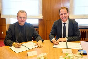 OB Dr. Keller (r.) mit seinem ukrainischen Amtskollegen Andrij Sadovyi, Bürgermeister von Lwiw, bei der Unterzeichnung der Absichtserklärung. Foto: Landeshauptstadt Düsseldorf/Claus Langer
