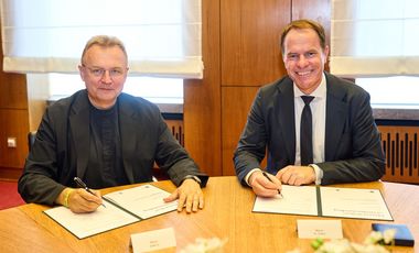 OB Dr. Keller (r.) mit seinem ukrainischen Amtskollegen Andrij Sadovyi, Bürgermeister von Lwiw, bei der Unterzeichnung der Absichtserklärung. Foto: Landeshauptstadt Düsseldorf/Claus Langer