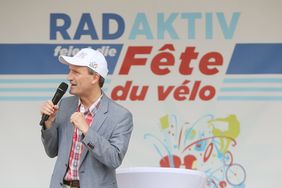 Oberbürgermeister Thomas Geisel bei der offiziellen Eröffnung der Fête du vélo.