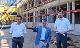 Oberbürgermeister Thomas Geisel (M.), Stadtdirektor Burkhard Hintzsche (l.) und Florian Dirszus, stellv. Leitung Schulverwaltungsamt, gaben wie hier am Max-Planck-Gymnasium einen Überblick über die umfangreichen städtischen Schulbauaktivitäten, Foto: M. Gstettenbauer.