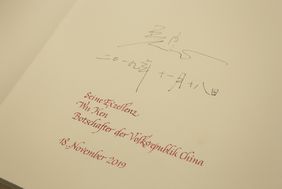 Der Eintrag des chinesischen Botschafters Ken Wu im Goldenen Buch der Landeshauptstadt Düsseldorf; Foto: Lammert