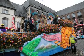 "Unser Rad schlägt um die Welt" - die Karnevalisten in der Landeshauptstadt feiern ihren Rosenmontagszug 2020; Foto: Manie Zanin