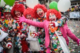 "Unser Rad schlägt um die Welt" - die Karnevalisten in der Landeshauptstadt feiern ihren Rosenmontagszug 2020; Foto: Melanie Zanin