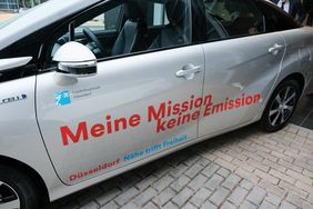 Unter dem Motto: "Meine Mission - keine Emission" unterwegs - das neue Wasserstoffauto der Landeshauptstadt. Foto: Michael Gstettenbauer