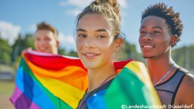Foto mit zwei jungen Menschen mit einer Regenbogenflagge