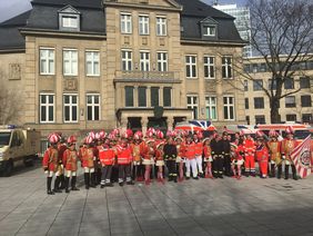Ein Teil der Einsatzkräfte von Feuerwehr und Sanitätsdienst vor der mobilen Rettungswache an der Villa Horion
