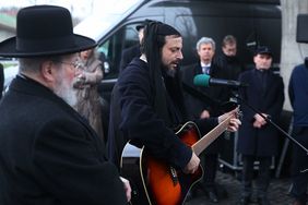 Ein Vertreter des Rabbinats sang und sprach ein Gebet.