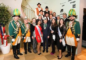 Oberbürgermeister Thomas Geisel (Mitte) hieß die spanische Delegation, unter anderem bestehend aus der Karnevalskönigin und ihren beiden Gefolgsdamen, in Düsseldorf willkommen. Foto: Zanin