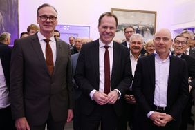 Oberbürgermeister Dr. Stephan Keller (M.) begrüßte beim boot-Empfang im Rathaus Wolfram Diener (l.), Vorsitzender der Geschäftsführung Messe Düsseldorf, und Robert E. Marx (r.), Präsident Bundesverband Wassersportwirtschaft; Fotos: Young