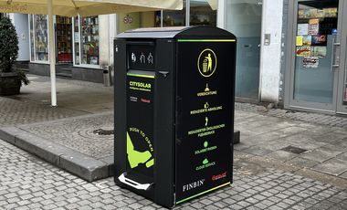 Am Montag, 19. Februar, wurden zwei selbstverpressende solarbetriebene Abfallbehälter an den Standorten Bolker Straße und S-Bahnhof Bilk aufgestellt. Foto: Landeshauptstadt Düsseldorf