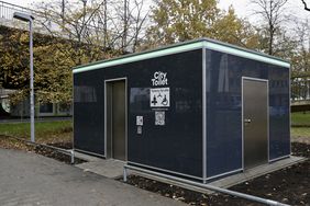 Die erste "Toilette für alle" wurde 2023 an der Moselstraße aufgestellt. Jetzt ist das städtische Toilettenkonzept erfolgreich abgeschlossen worden. Archivfoto: Ingo Lammert