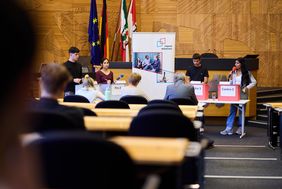 Die besten jungen Debattantinnen und Debattanten traten beim Landesfinale Nordrhein-Westfalen des Projekts "Jugend debattiert in Sprachlerngruppen" im Plenarsaal des Düsseldorfer Rathauses gegeneinander an, Foto: Rotthoff