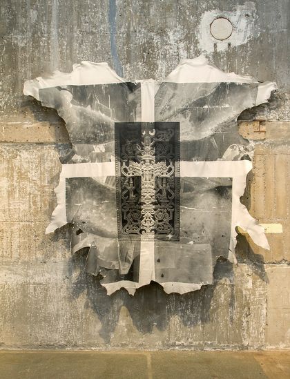 Ohne Spiegel leben“, 2025, Pigmentdruck auf Rinderleder, Lack, 260 x 290 x 17 cm © Steffen Jopp