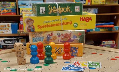 Ein Foto mit Brettspielen und Kartenspiel in einer Bibliothek