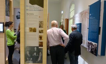 Eine Besuchergruppe in der Ausstellung der Mahn- und Gedenkstätte Düsseldorf.