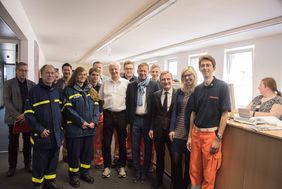 Oberbürgermeister Thomas Geisel (4.v.r.) bei der Eröffnung des neuen "Büro Verkehrsregelung Grand Départ" im Technischen Rathaus. Ab sofort erhalten dort Bewohner aus den während der 1. Etappe gesperrten Gebieten ihre kostenlosen Zufahrtsberechtigung