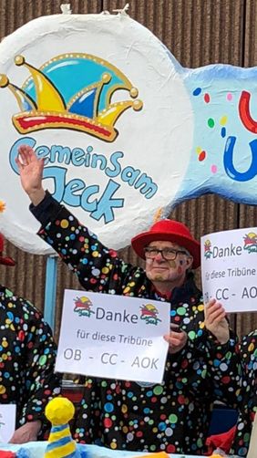 Gäste aus Reihen der Werkstatt für angepasste Arbeit und des inklusiven Karnevalsvereins "Gemeinsam Jeck" bedankten sich bei den Organisatoren mit Grußbotschaften auf Schildern. Foto: Stadt