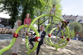 Oberbürgermeister Thomas Geisel und Gartenamtsleiterin Doris Törkel haben den neu gestalteten Apostelplatz der Öffentlichkeit präsentiert. Foto: Ingo Lammert