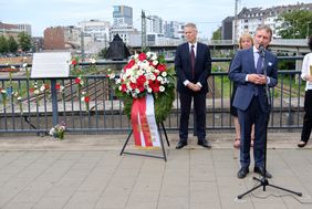 20. Jahrestag des Wehrhahn-Anschlags mit Kranzniederlegung: OB Thomas Geisel (vorne) bei der Gedenkstunde mit den Bezirksbürgermeistern Marina Spillner und Dr. Uwe Wagner; Fotos: Schaffmeister