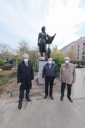 (V. l.) Kulturdezernent Hans-Georg Lohe gemeinsam mit Manfred Hill und Dr. Edgar Jannott, stellvertretend für den Verein zur Wiedererrichtung des Mendelssohn-Denkmals; Foto: Michael Gstettenbauer