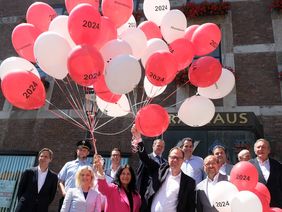 Gruppenfoto vor der Vorstellung des Programmes der Rheinkirmes 2024 mit den Beteiligten, darunter Oberbürgermeister Dr. Stephan Keller (vorn 2.v.r.) und Schützenchef Andreas-Paul Stieber (vorn rechts).