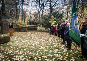 Die Bezirksvertretung 7 hatte auf dem Gerresheimer Waldfriedhof zu einer Gedenkfeier eingeladen. Oberbürgermeister Dr. Stephan Keller  nahm an der Kranzniederlegung am Ehrenmal teil und hielt die Gedenkrede. Foto: Zanin