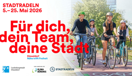 Plakat mit der Aufschrift Stadtradeln5.-25. Mai 2026 Für dich, dein Team, deine Stadt. Rechts fahren vier Leute glücklich Fahrrad