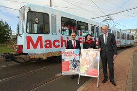 Stellten die neue Kampagne für den Klimaschutz vor: Oberbürgermeister Thomas Geisel, Umweltdezernentin Helga Stulgies und Rheinbahnvorstand Michael Clausecker (v.l.). Foto: David Young