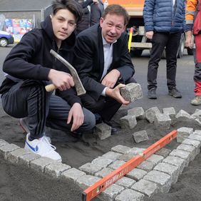 "Lust auf Handwerk": Stadtdirektor und Schuldezernent Burkhard Hintzsche packt bei der Ausbildungsmesse beim Pflastern mit an; Foto: Meyer