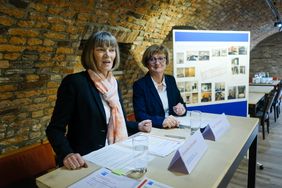 Stadtkämmerin Dorothée Schneider (l.) und Birgit Lilienbecker, stellv. Leiterin des Amtes für Gebäudemanagement, stellten die "neuen" Räumlichkeiten des Rathauskellers vor und erläuterten die umfangreichen Sanierungsarbeiten; Foto: Gstettenbauer
