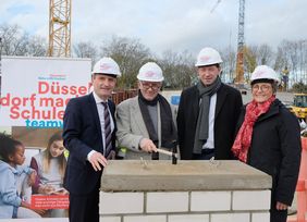 Grundsteinlegung zum Neubau der Gemeinschaftshauptschule Benrath mit (v. l.) OB Thomas Geisel, Schulleiter Hans-Jürgen Gürke, Stadtdirektor Burkhard Hintzsche und Dagmar Wandt, Leiterin Schulverwaltungsamt; Foto: Meyer