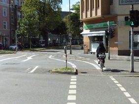 Bei einer Befragung erhielt die Radwegeführung an Klever und Jülicher Straße nach dem Umbau von Fahrradfahrern deutlich bessere Bewertungen. Foto: Amt für Verkehrsmanagement