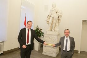 Übergabe des Staffelstabs im Jan-Wellem-Saal des Rathauses: Oberbürgermeister Dr. Stephan Keller (l.) übernimmt von Thomas Geisel; Fotos: LammertÜbergabe des Staffelstabs im Jan-Wellem-Saal des Rathauses: Oberbürgermeister Dr. Stephan Keller (l.) übernimmt von Thomas Geisel; Fotos: Lammert