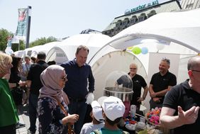 Oberbürgermeister Dr. Stephan Keller beim Rundgang über die Düsseldorfer Ehrenamtsmesse, hier am Stand der Tiertafel Düsseldorf e.V.