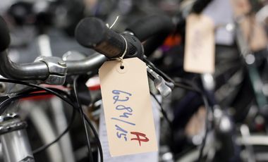 Fahrrad mit Markierung für eine Versteigerung