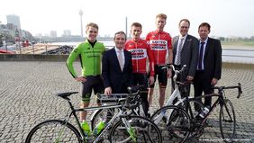 Ruben Zepuntke, Oberbürgermeister Thomas Geisel, André Greipel, Marcel Sieberg, Verkehrsdezernent Dr. Stephan Keller und Stadtdirektor Burkhard Hintzsche