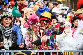"Düsseldorf - gemeinsam jeck" - die Karnevalisten in der Landeshauptstadt feiern ihren Rosenmontagszug 2019. Foto: Melanie Zanin