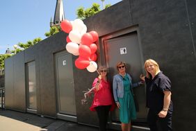 Der neue Toiletten-Container an der Freitreppe am Burgplatz steht der Öffentlichkeit zur Verfügung: Bezirksbürgermeisterin Marina Spillner (l.) und Birgit  Lilienbecker, stellv. Leiterin Amt für Gebäudemanagement, öffneten die Türen. Foto: Lammert