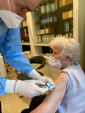Erste Schutzimpfung gegen Corona in Düsseldorf: Dr. Frank Weinstock impft Ursula Spehr aus dem Haus Lörick. Foto: Feuerwehr