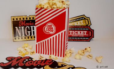 Filmeintrittskarten mit Glitzer und eine Popcorntüte