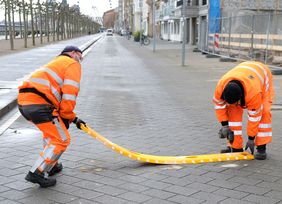 Mit Warnschwellen, wie sie hier installiert werden, soll am Mannesmannufer ab sofort insbesondere "Auto-Posern" und Rasern begegnet werden, aber auch der touristische Parkplatzsuchverkehr eingedämmt werden. Foto: Wilfried Meyer