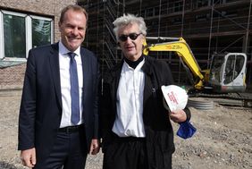 OB Dr. Stephan Keller (l.) besuchte zusammen Wim Wenders das nach diesem benannte städtische Wim-Wenders-Gymnasium, das sich derzeit noch im Bau befindet und voraussichtlich im ersten Quartal 2023 fertiggestellt wird.