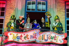OB Dr. Stephan Keller (r.) verabschiedete zusammen mit Stefan Kleinehr, Vize-Präsident des Comitee Düsseldorfer Carneval (l.), das  Prinzenpaar Prinz Uwe I. und Venetia Melanie (Uwe und Melanie Willer). Foto: Schaffmeister