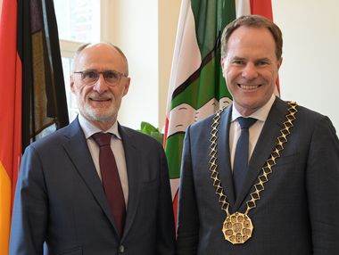 Oberbürgermeister Dr. Stephan Keller (r.) hat Geert Muylle, Botschafter des Königreichs Belgien, zu einem Antrittsbesuch im Düsseldorfer Rathaus empfangen, Foto: Meyer