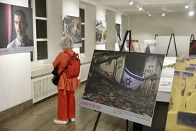 Blick in die Ausstellung 'Humans of October 7' im Rathaus, Foto: Ingo Lammert.