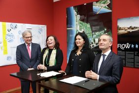 Präsentierten die Preisträger zum Blaugrünen Ring (v.r.): OB Thomas Geisel, Planungsdezernentin Cornelia Zuschke, Umweltdezernentin Helga Stulgies und Kulturdezernent Hans-Georg Lohe; Foto: Lammert